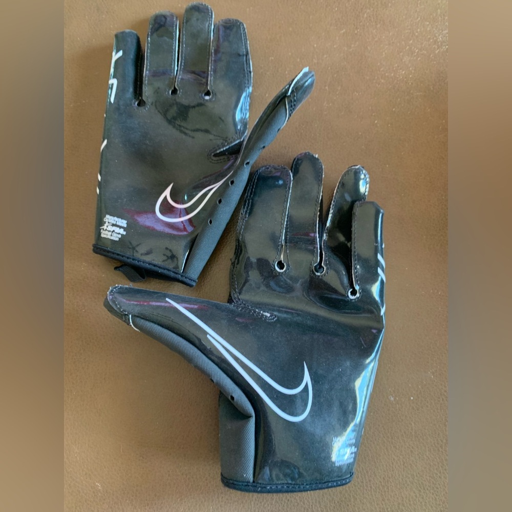 Nike youth medium vapor football gloves